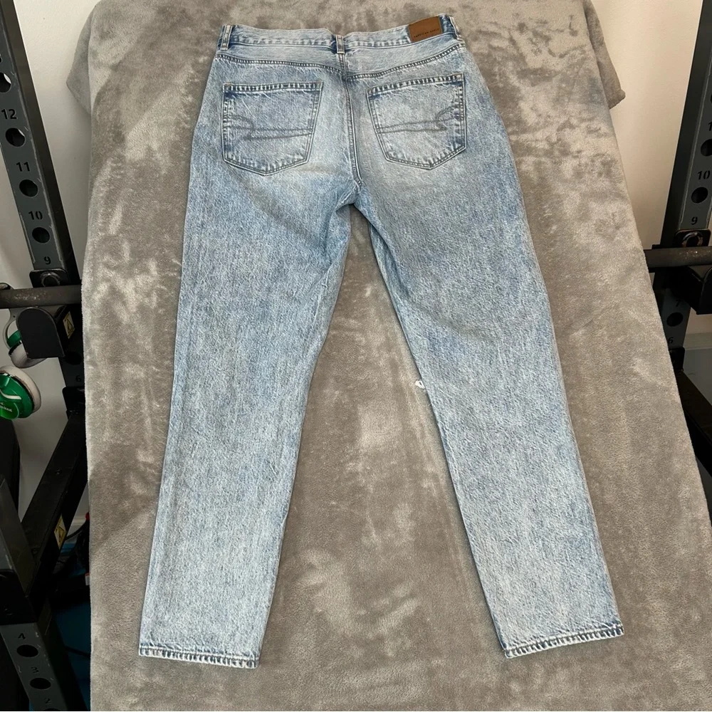American Eagle Women's Jeans Light Wash‎ Mom Jean Distressed Color Blue Size 6 - Picture 9 of 16